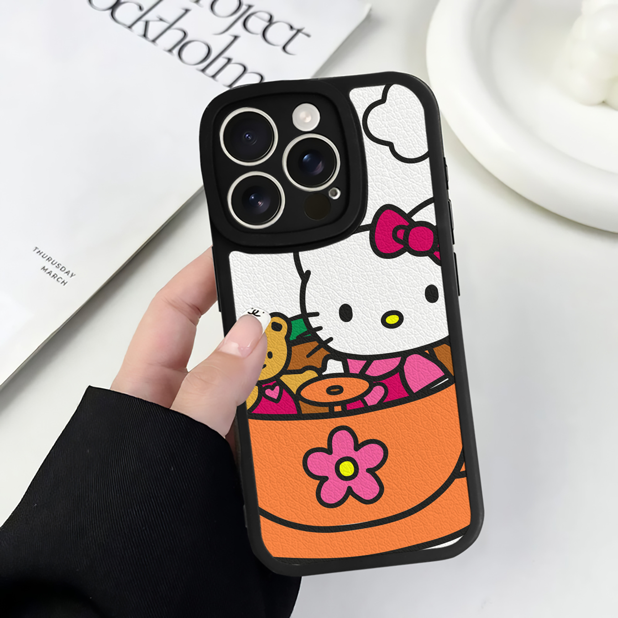 （画像用） Hello Kitty ハローキティ 【iPhone 16シリーズ対応】シリコンスマホケース（レザー調） 材質：シリコン